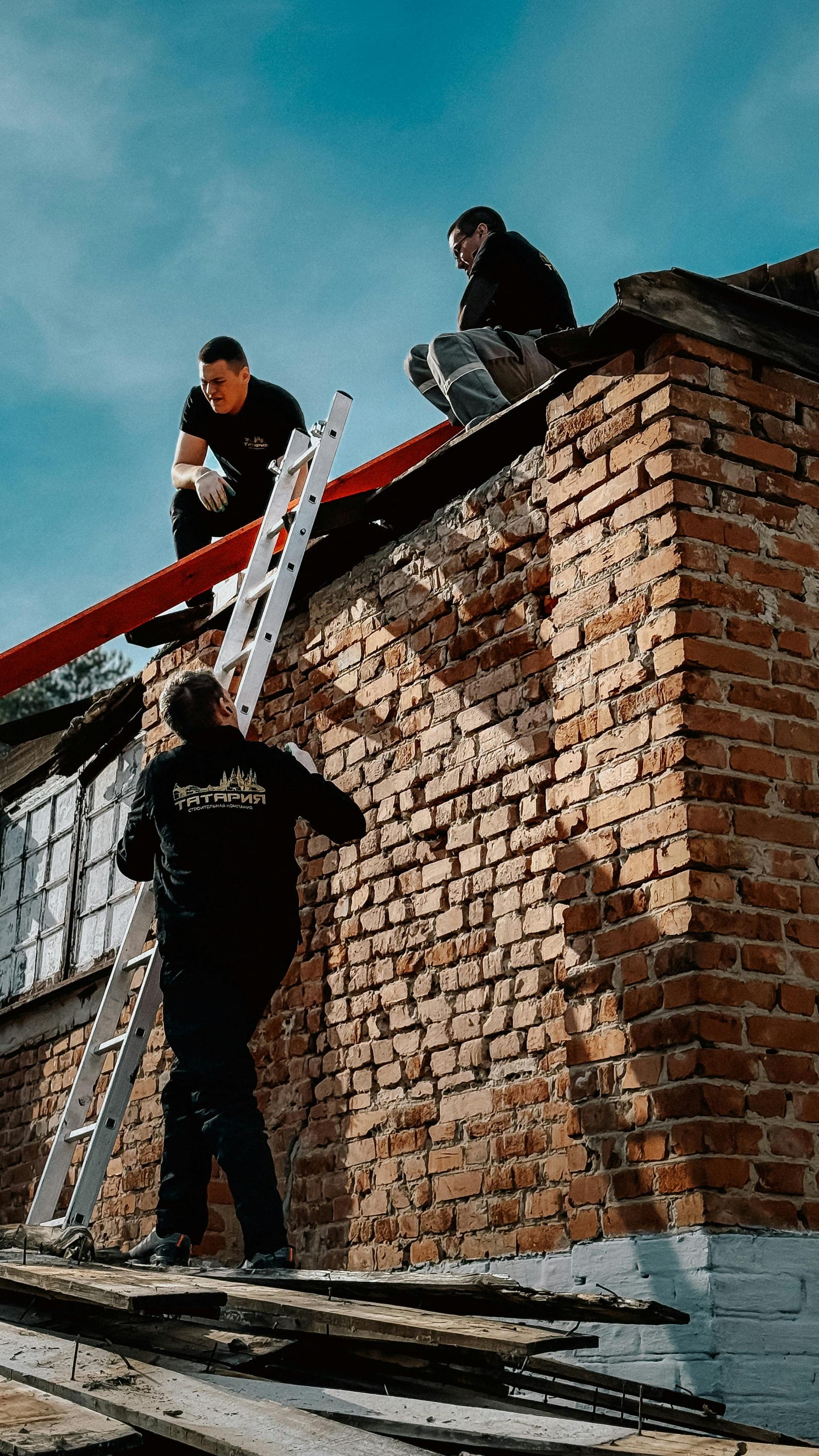 Compagnon couvreur en chantier dans le Var